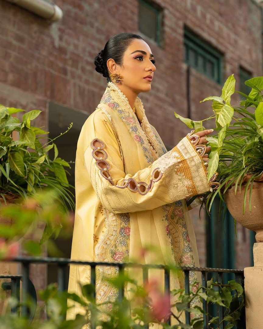 ‎MAHNUR-3PC LAWN EMBROIDERED SHIRT WITH KHAADI NET EMBROIDERED DUPATTA AND TROUSER -DPC-4657