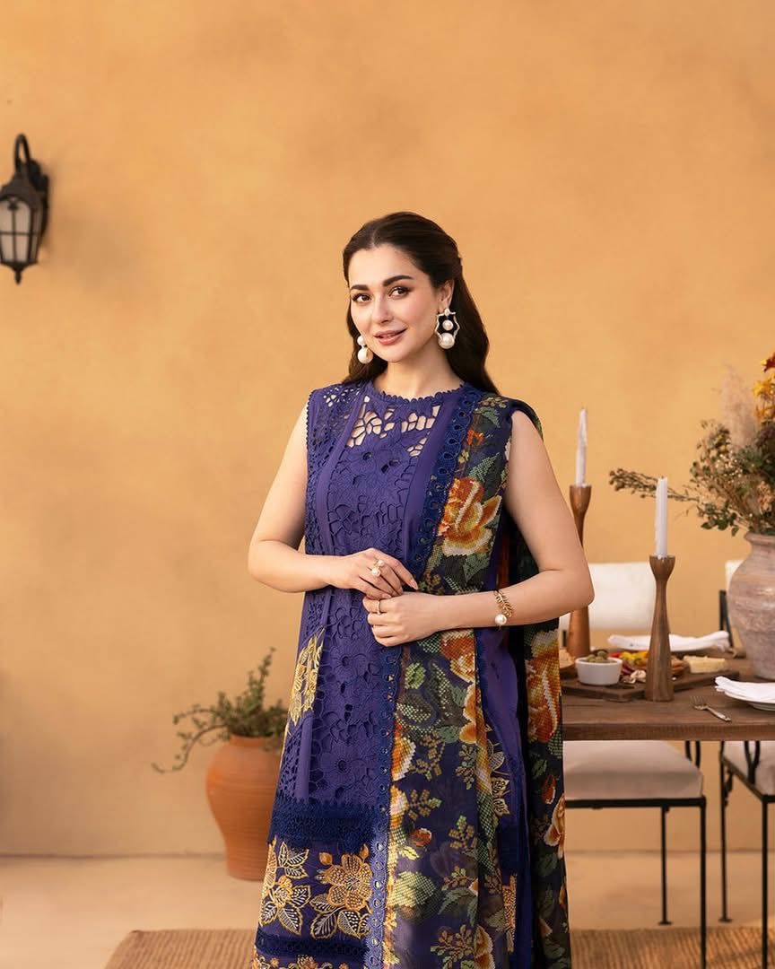 ‎QALAMQAR-3PC LAWN EMBROIDERED SHIRT WITH CHIFFON PRINT DUPATTA AND TROUSER-DPC-4693