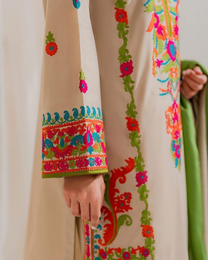 VINTAGE-3PC LAWN EMBROIDERED SHIRT WITH CHIFFON TYE&DYE DUPATTA & TROUSER-DPC-4636